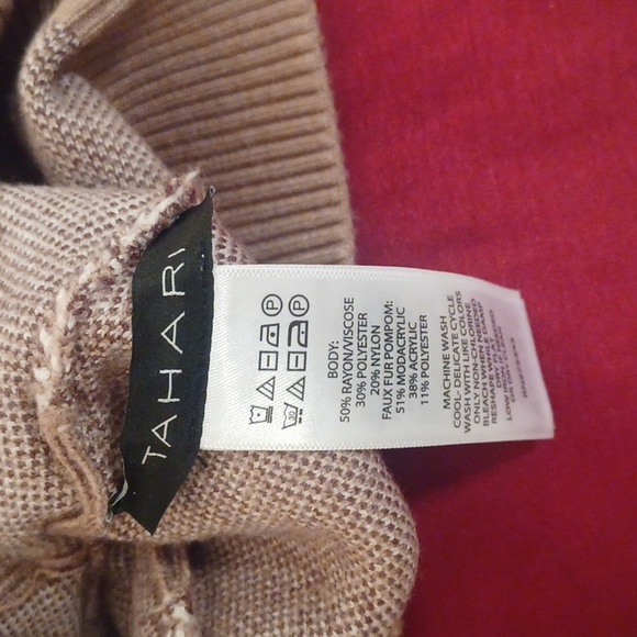 Tahari beanie with pom NWOT - Picture 3 of 5